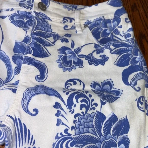 CHICOS THE SO SLIMMING GIRLFRIEND CROP WHITE WITH BLUE PAISLEY FLIRAL PATTERN - Picture 2 of 7